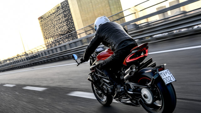 MV Agusta Tames the 208 HP Brutale 1000 RR - DriveMag Riders