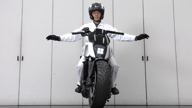 Honda’s Self-Balancing Bike Follows You Like a Dog 2