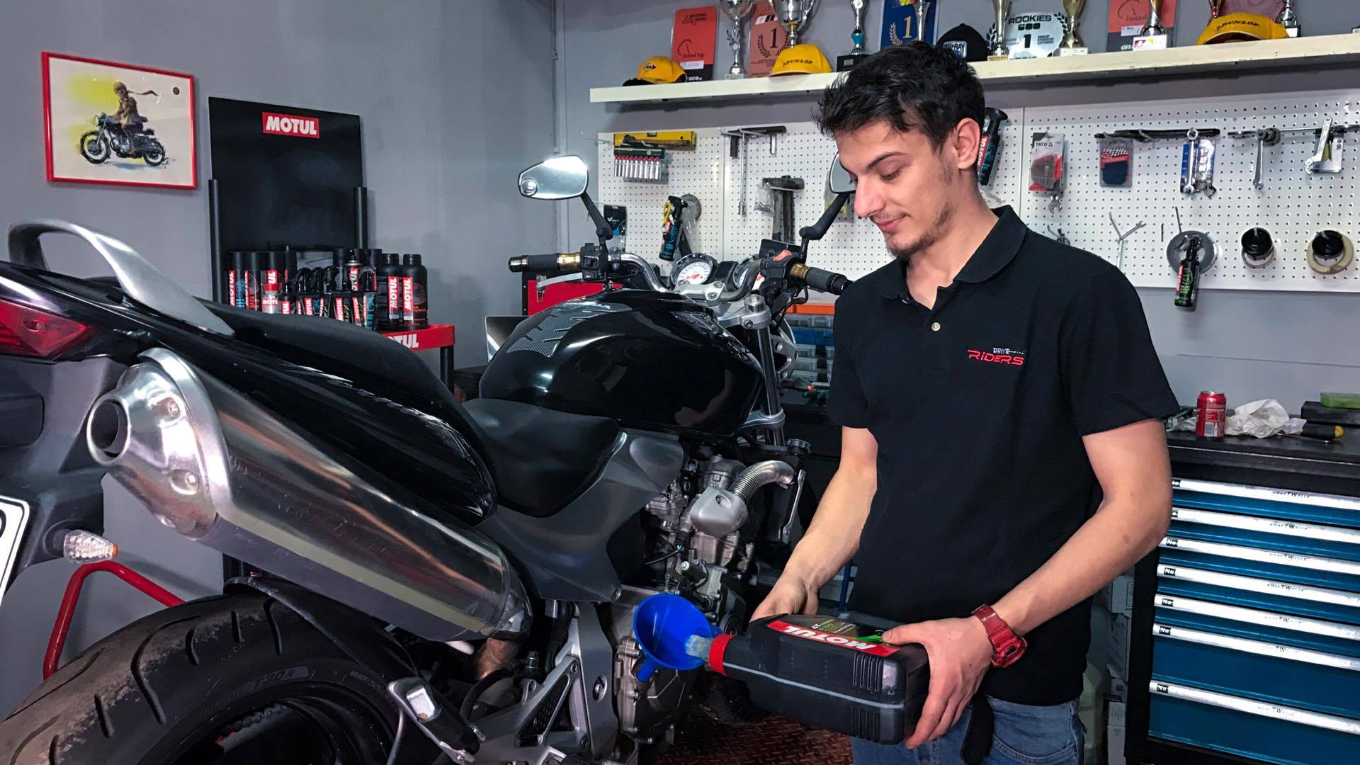 Motorcycle Oil Change - Video Guide | DriveMag Riders