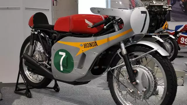 1966 HONDA RC166 (1)