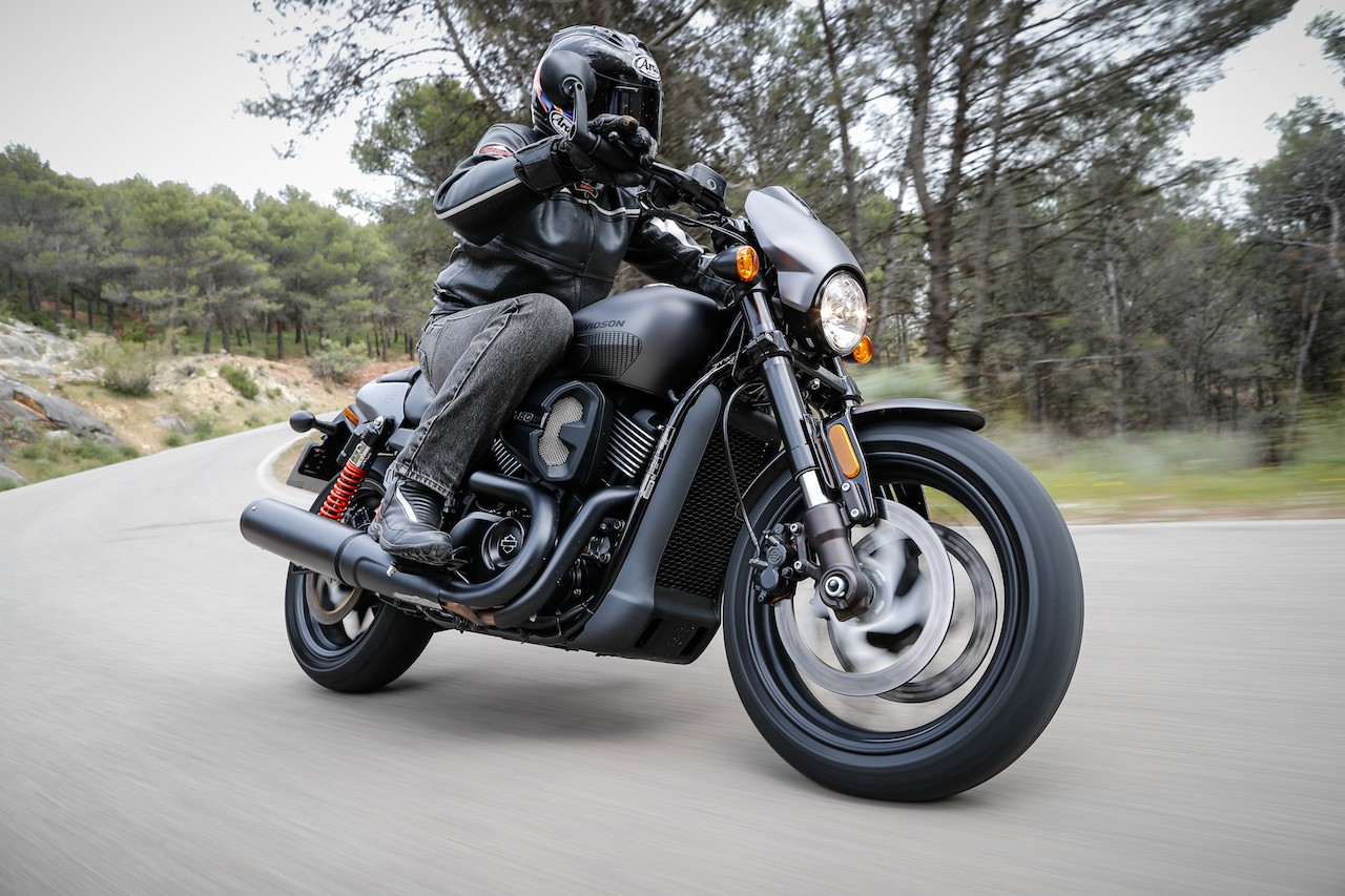 Harley Davidson 750 Street Rod Road Test Milwaukee S Monster Drivemag Riders