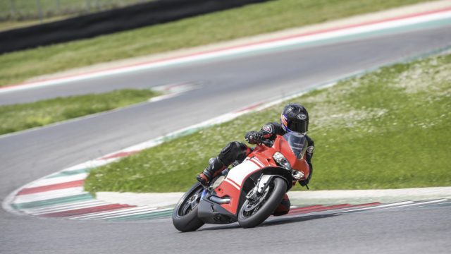Ducati_superleggera_Action_Riders10