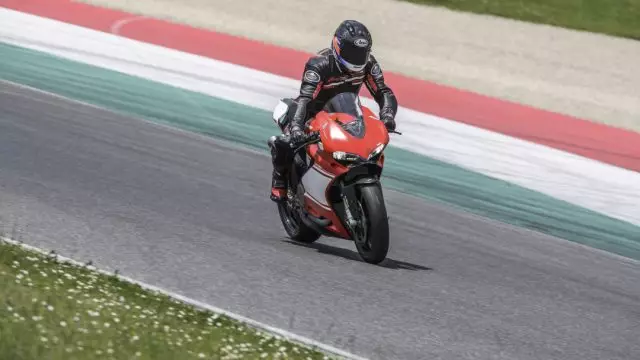 Ducati_superleggera_Action_Riders16