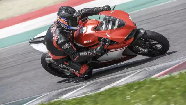 Ducati_superleggera_Action_Riders4