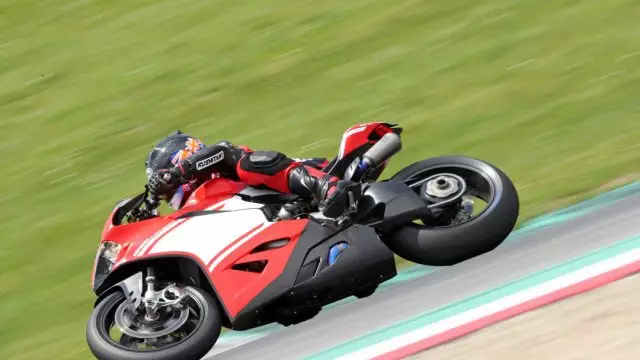 Ducati_superleggera_Action_Riders52
