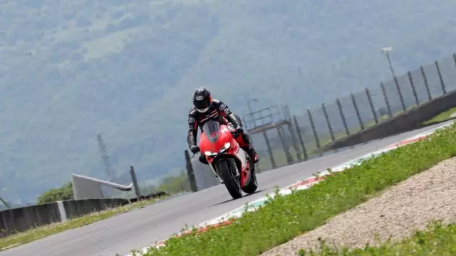 Ducati_superleggera_Action_Riders63