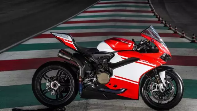 Ducati_superleggera_riders67