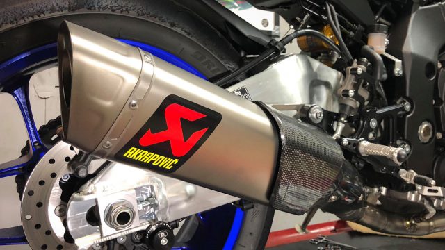 2018 Yamaha R1M - Stock exhaust vs Akrapovic Evo Line (Titanium) | Install and Soundcheck 1