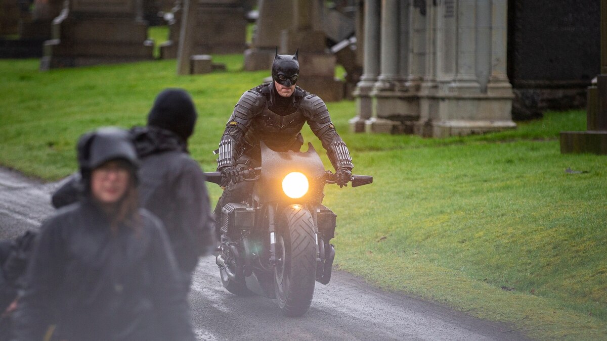 Batman crashes his motorcycle during filming | DriveMag Riders
