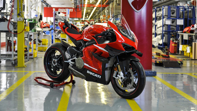 The First Ducati Superleggera V4 Rolls Out of the Production Line 2